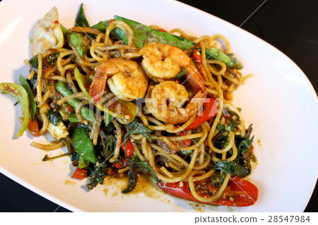 图库照片: thai drunken noodles, spaghetti, shrimp.