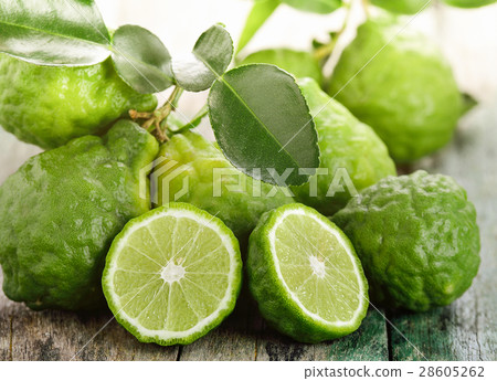 照片素材(图片): bergamot on wooden table background