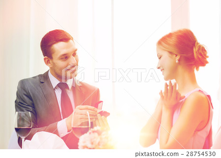 图库照片: man proposing to his girlfriend at restaurant