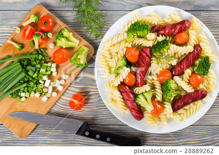 图库照片: spiral pasta salad with broccoli and sausages