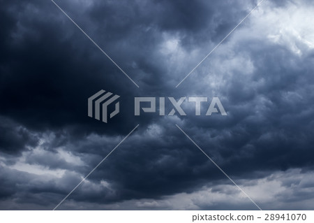 图库照片: dark clouds before a thunder-storm