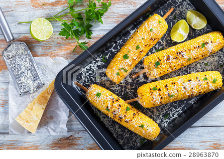 grated,wibbly 图库照片: grilled corn with parsley and grated parmesan