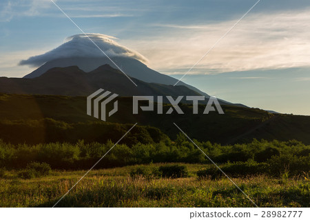 图库照片: lenticular clouds above vilyuchinsky stratovolcano