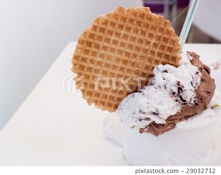creamydessert,creamycheese 图库照片: balls of creamy ice-cream waffle delicious dessert