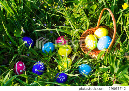 图库照片: easter egg hunt on green grass background