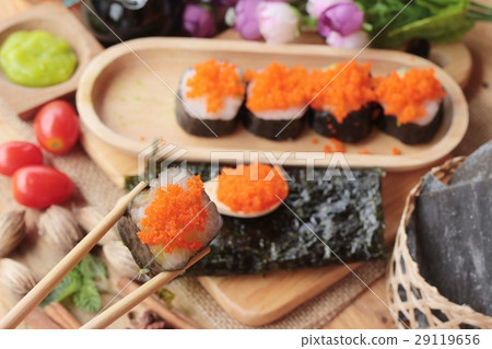 图库照片: sushi roll with shrimp eggs is delicious.