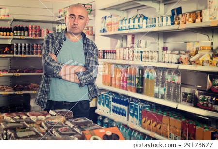 grocery,grocery store 图库照片: man near shelf with beverages in grocery.