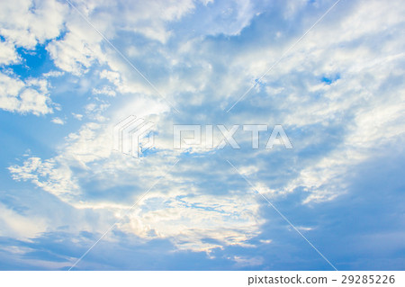 图库照片: blue sky and white clouds in day time