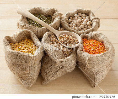 图库照片: hessian bags of whole cereal grains