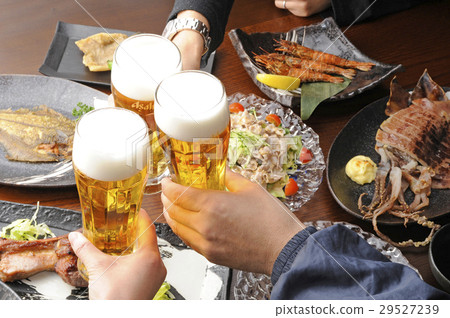 照片素材(图片): 在酒吧里敬酒 查看全部