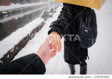 图库照片: 雪 下雪的 手