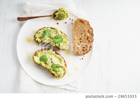 图库照片: avocado smash on toast