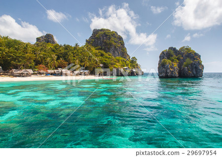 图库照片: tropical beach beautiful sea and blue sky