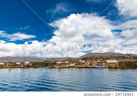 图库照片: totora boat on the titicaca lake near puno, peru