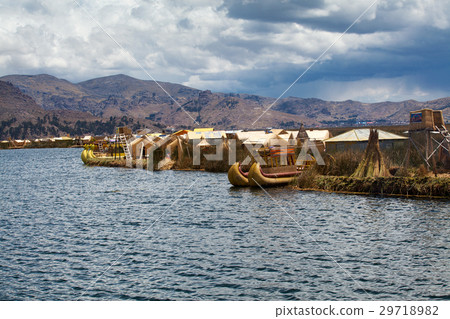 图库照片: totora boat on the titicaca lake near puno, peru