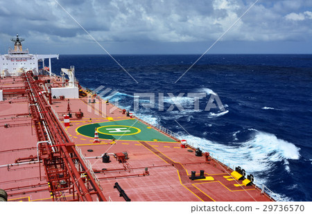 图库照片: on board a large crude oil tanker