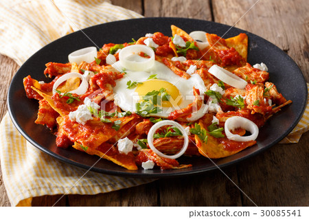 图库照片: mexican nachos with tomato salsa, chicken and egg