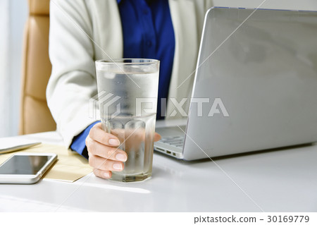 drinking water,drinkingwater 图库照片: a glass of drinking water on office desk
