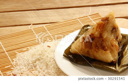 照片素材(图片): asian chinese rice dumplings or zongzi