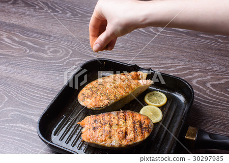 图库照片: grilled salmon steak on grill pan