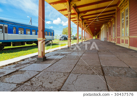 图库照片: inoperative railway station platform