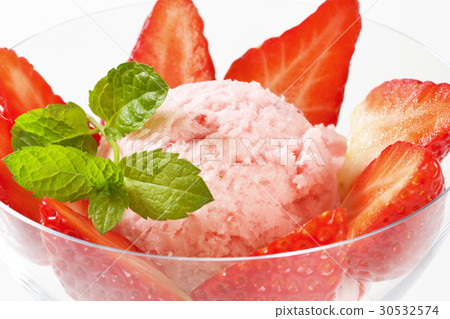 图库照片: strawberry ice cream sundae