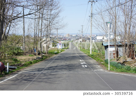 图库照片: 春天弘前郊区道路