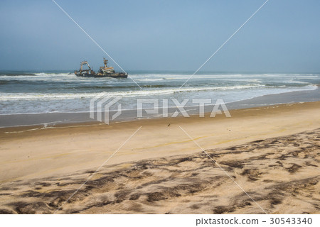 图库照片: shipwreck on beach, skeleton coast, namibia