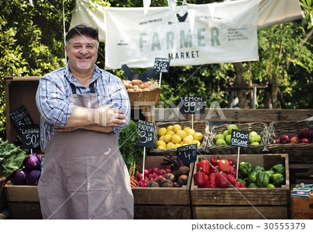 图库照片: greengrocer selling organic fresh agricultural product