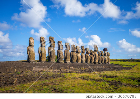 图库照片: moais statues, ahu tongariki, easter island