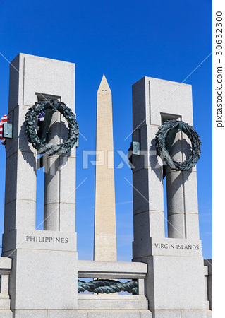 图库照片: washington monument and the wwii memorial.