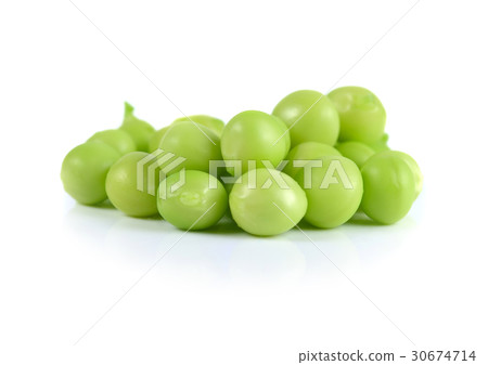 图库照片: fresh green peas isolated on white background.