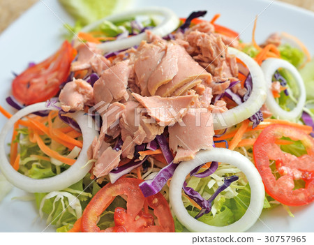 图库照片: tuna and vegetable salad