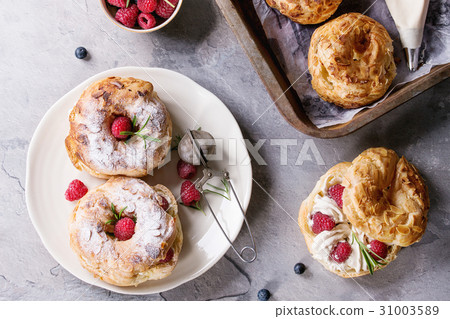 图库照片 choux cake paris brest with raspberries