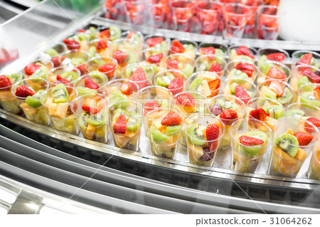 图库照片: fruit salad arranged in plastic cups for sale