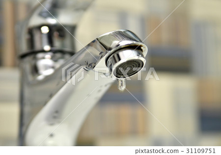 照片素材(图片): bathroom tap leaking water drops