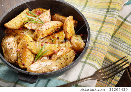 图库照片: pan fried potatoes