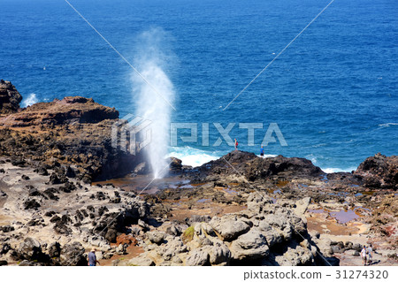 图库照片: tourists admiring the nakalele blowhole