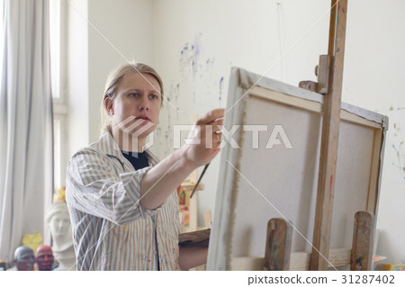drawing picture,drawingpicture 图库照片: creative male artist drawing picture oil paints