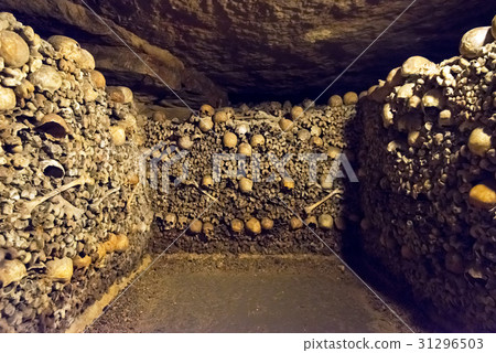 图库照片: the catacombs of paris