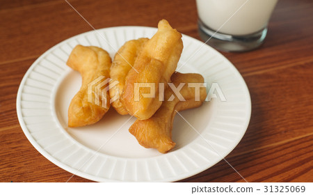 照片素材(图片): chinese traditional snacks deep fried dough