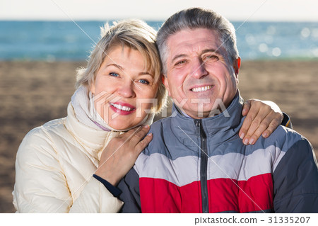 happywife,happynewyear 图库照片: happy husband and wife spend time together happily at