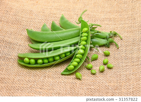 照片素材(图片): green peas on sack background