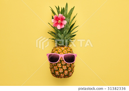图库照片:fashionhipsterpineapple.tropicalsummerfruit