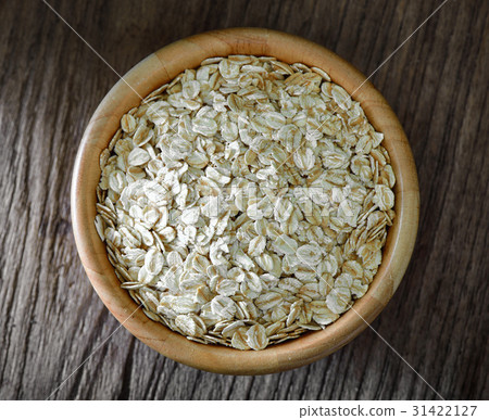 图库照片: rolled oats on a wooden table