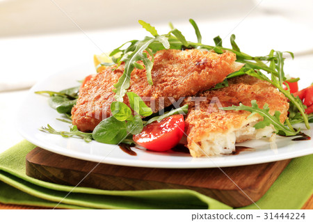 图库照片: fried fish and fresh salad