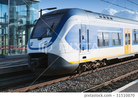 图库照片: electric train goes near railway platform