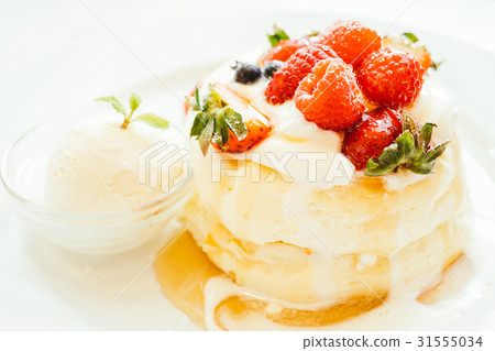 图库照片: pancake with ice cream strawberry , blueberry and