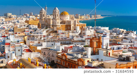 图库照片 rooftops and cathedral in cadiz andalusia spain