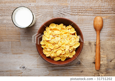 照片素材(图片): cornflakes cereal and milk in a clay bowl.